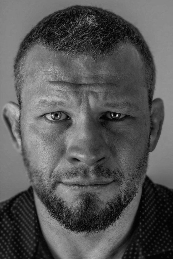 Xhes Liaudin backdrop