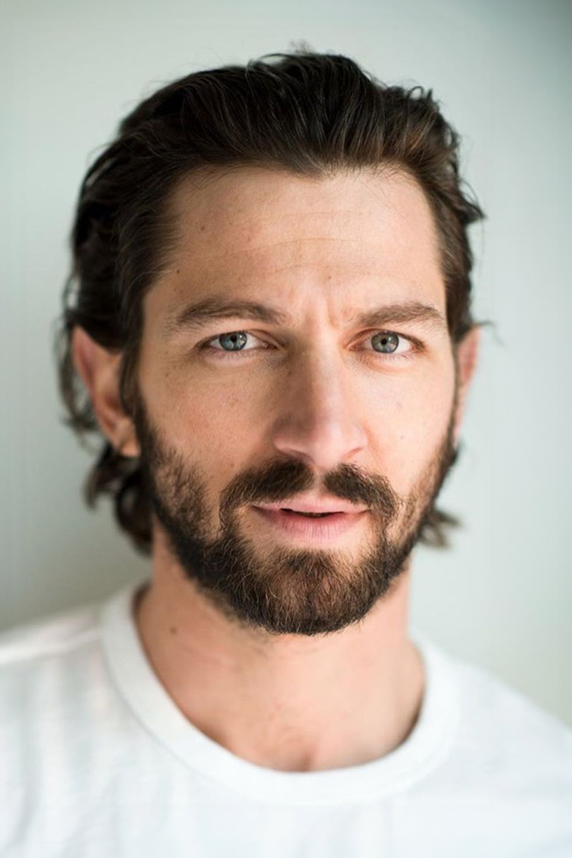 Michiel Huisman backdrop
