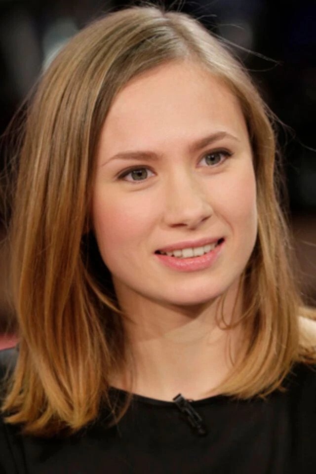 Alina Levshin backdrop