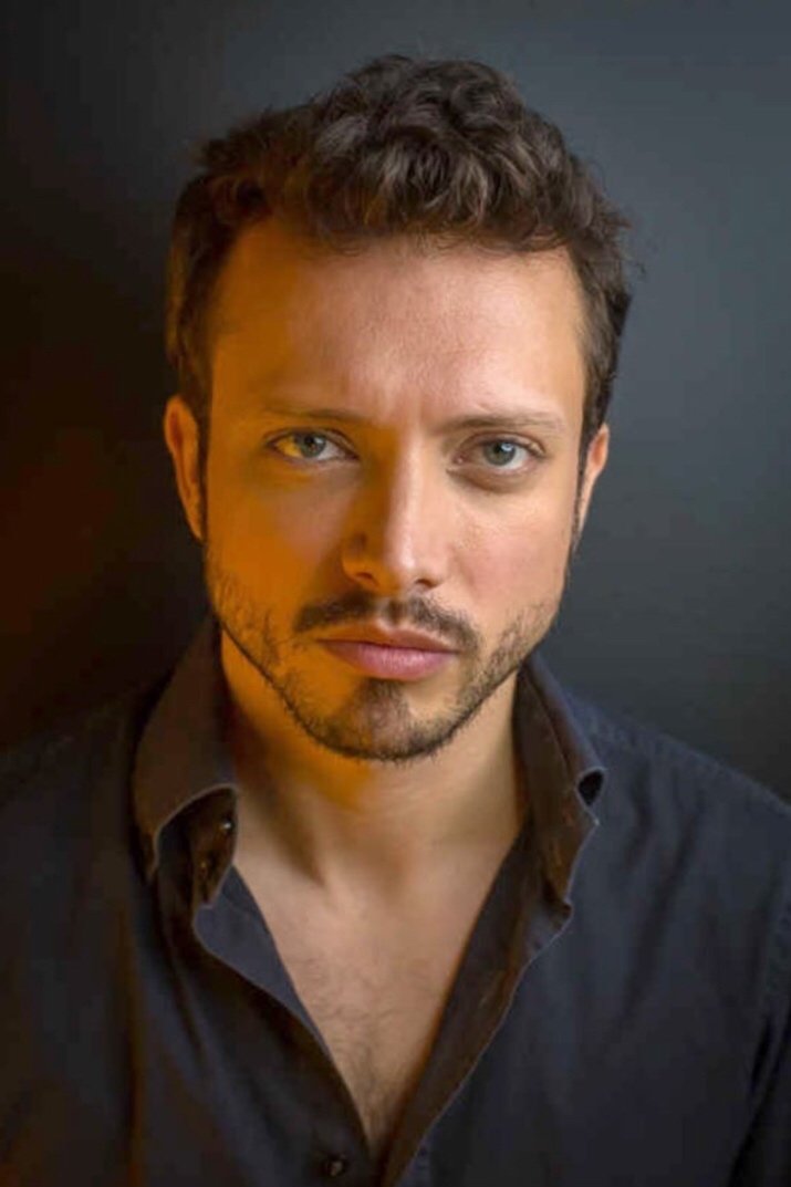 Hugo Tavares backdrop