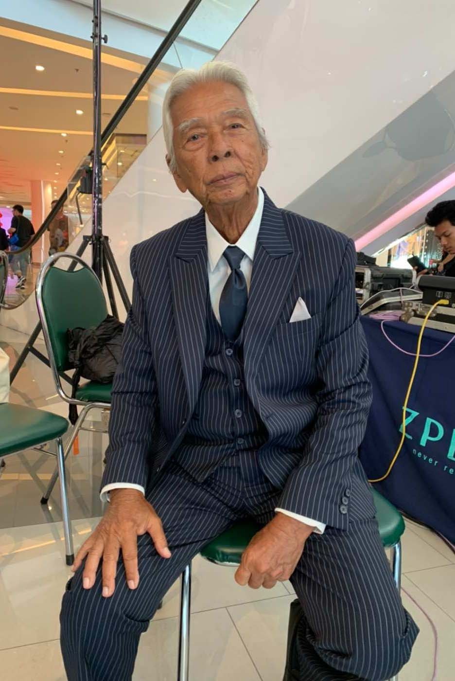 Chalong Pakdeevijit backdrop