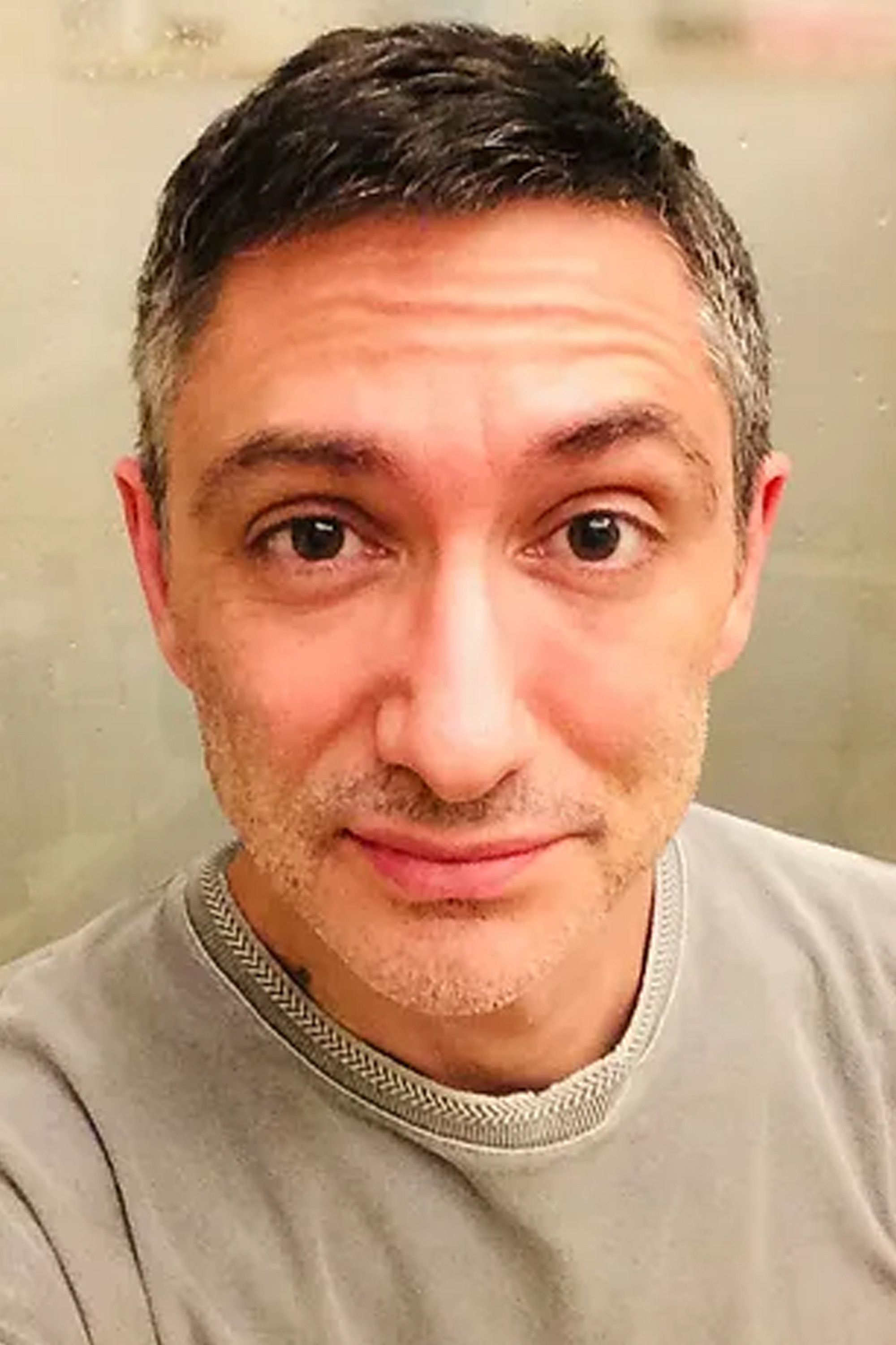 Andrés G. Schaer backdrop