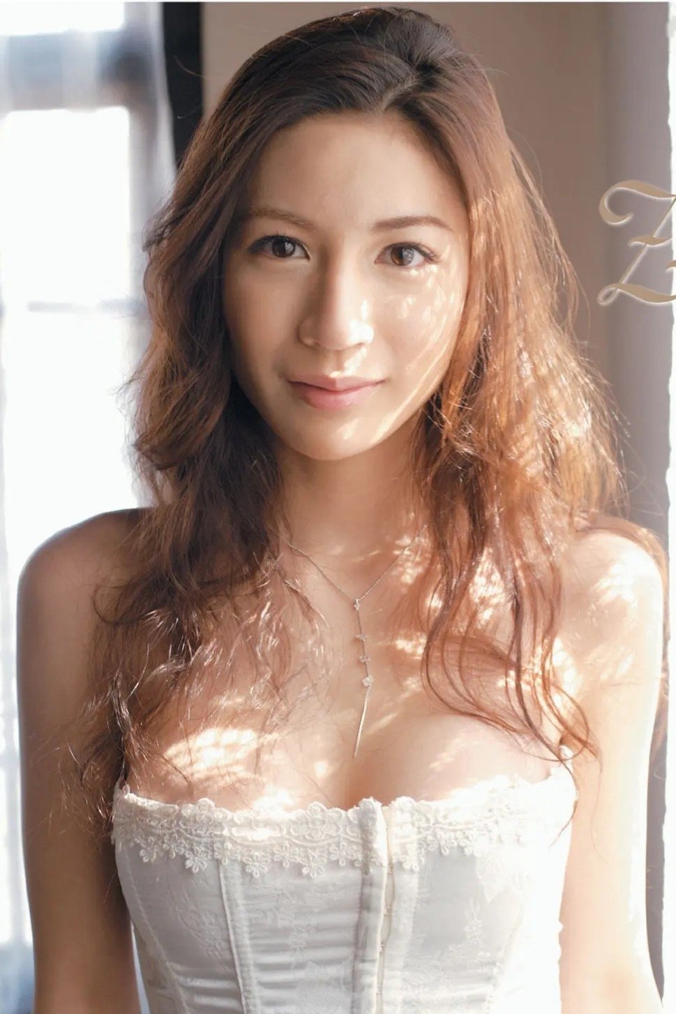 Anri Suzuki backdrop