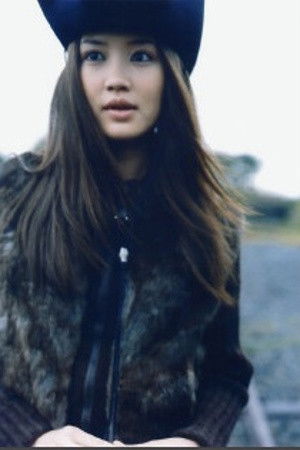 Yumi Shimizu backdrop