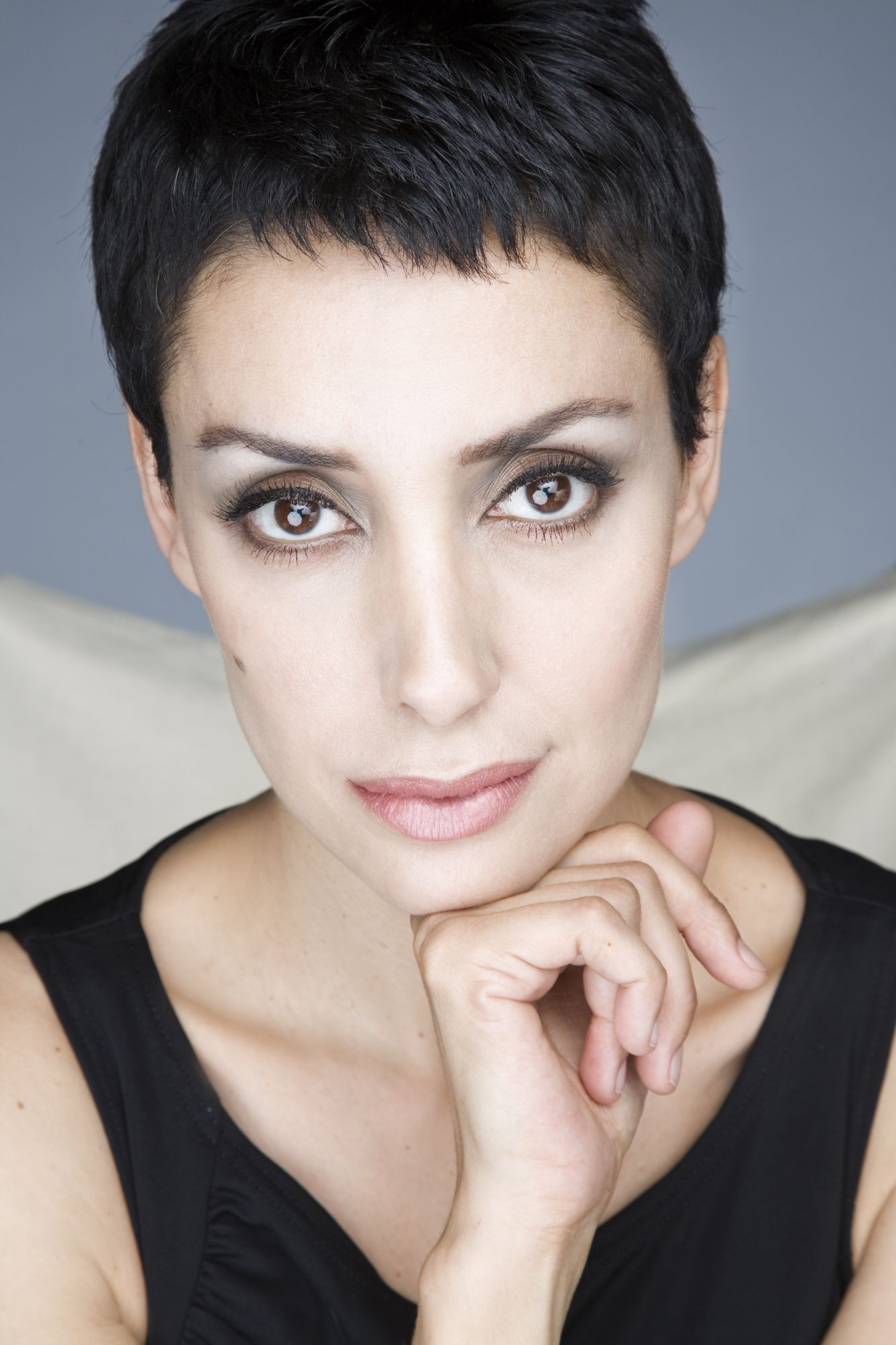 Laura Aparicio → Laura Aparicio backdrop