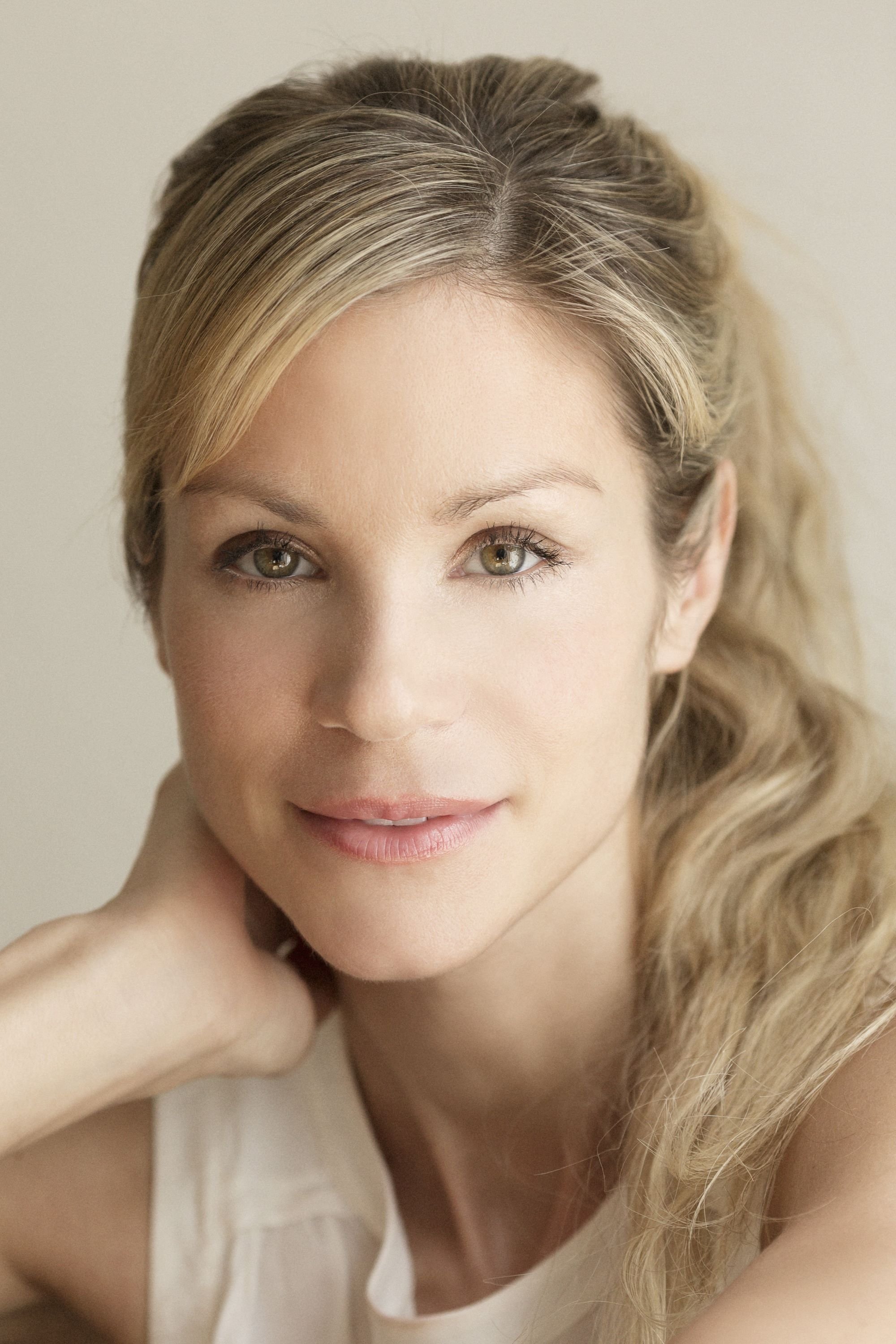 Nina-Friederike Gnädig backdrop