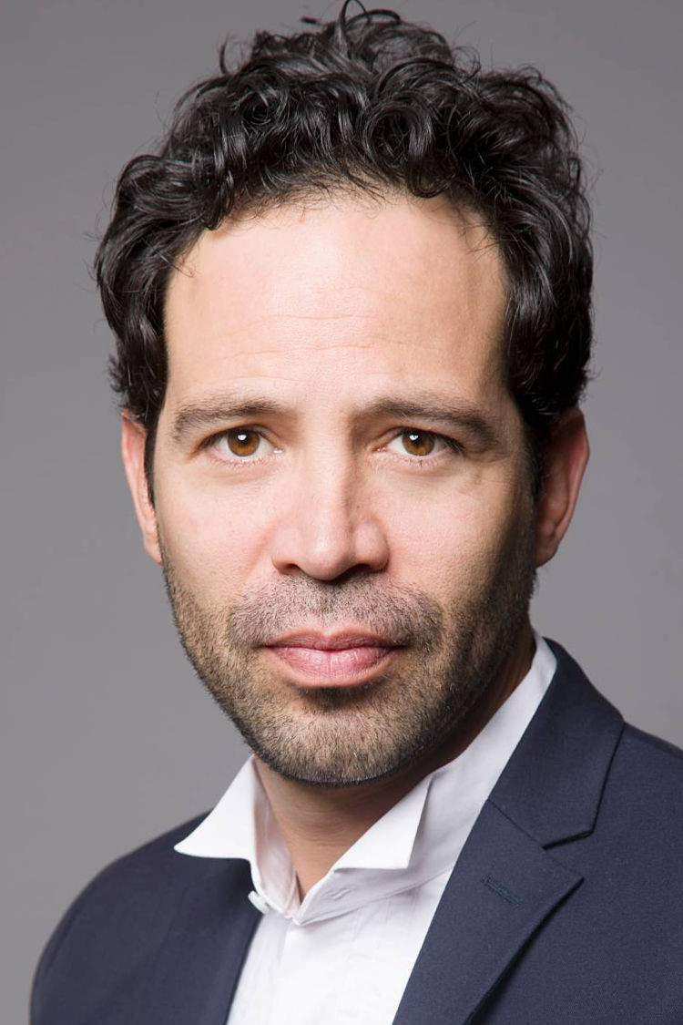 Mauricio Isaac backdrop