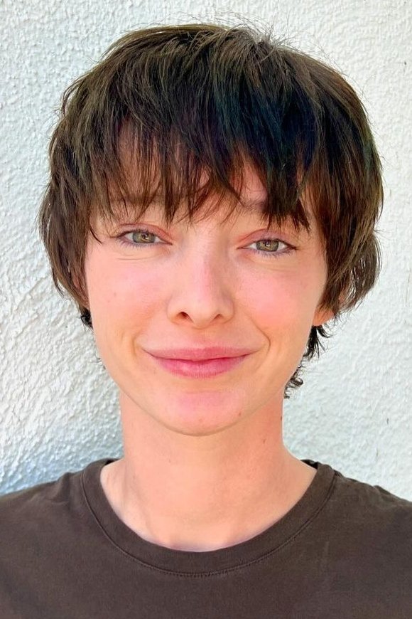 Emma Dumont backdrop