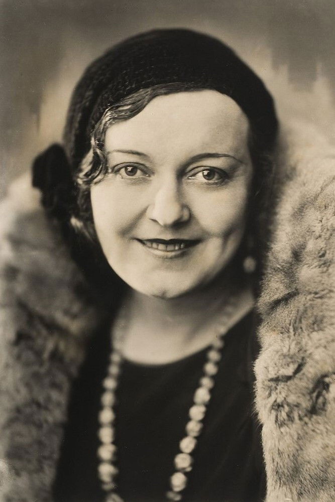 Fien de la Mar backdrop