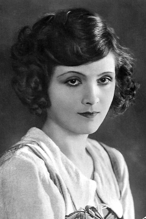 Elizza La Porta backdrop