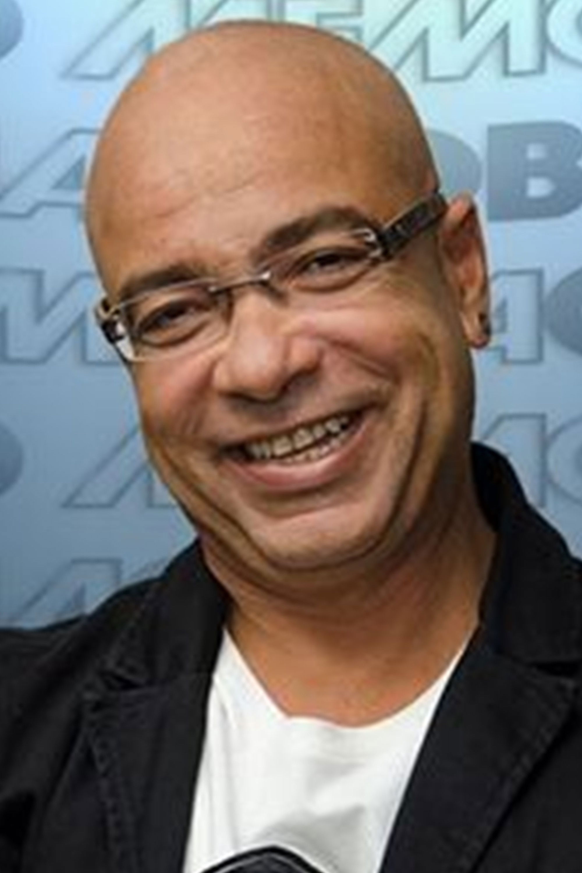 Cláudio Manoel backdrop