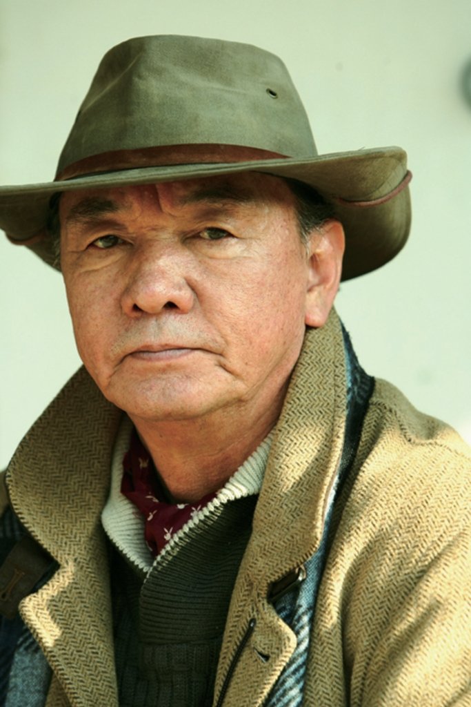 Lee Doo-yong backdrop