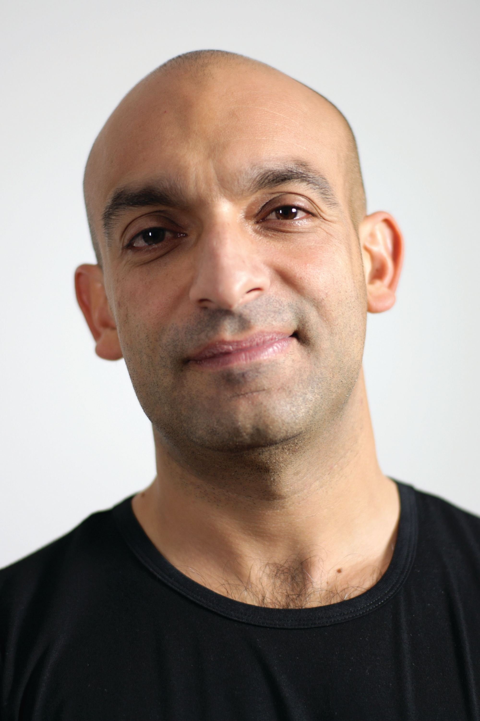 Django Asül backdrop