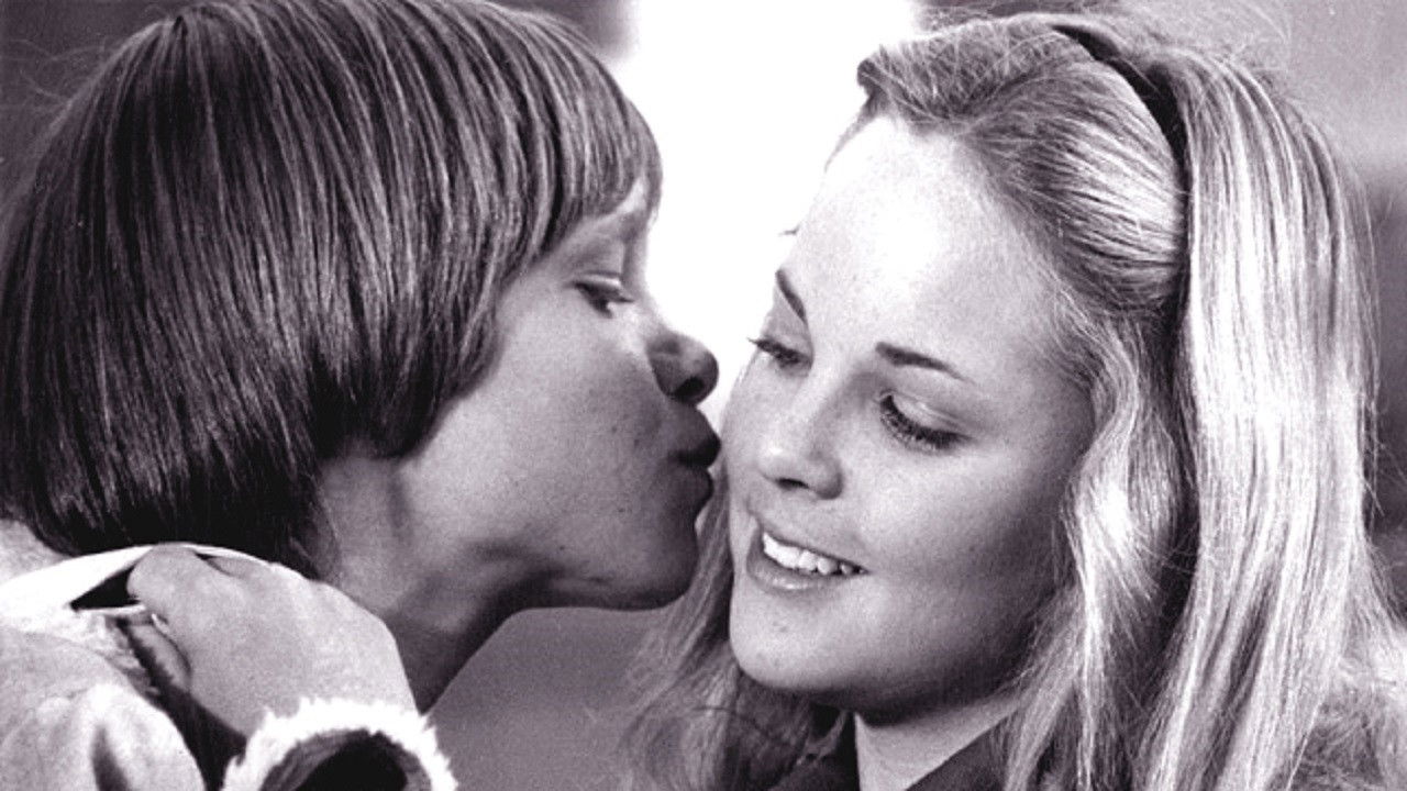 James në 16 backdrop