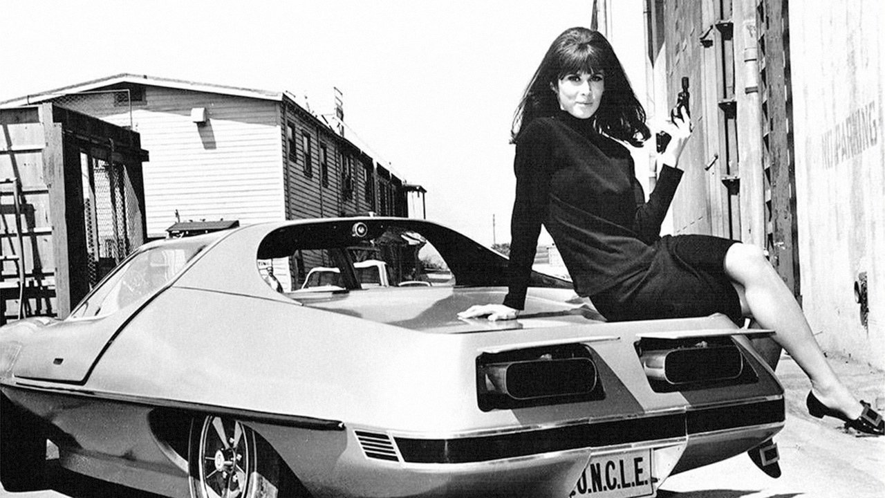 Vajza nga U.N.C.L.E backdrop