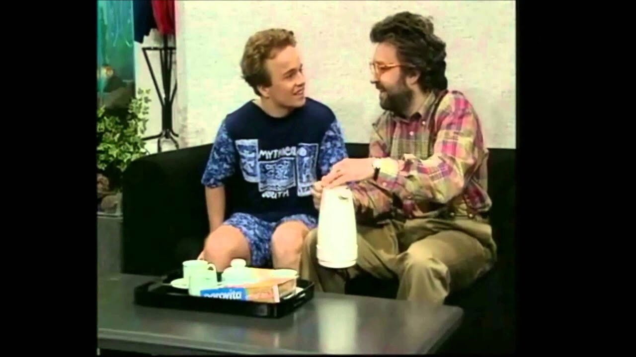 Tre Burra Nën Një Çati backdrop