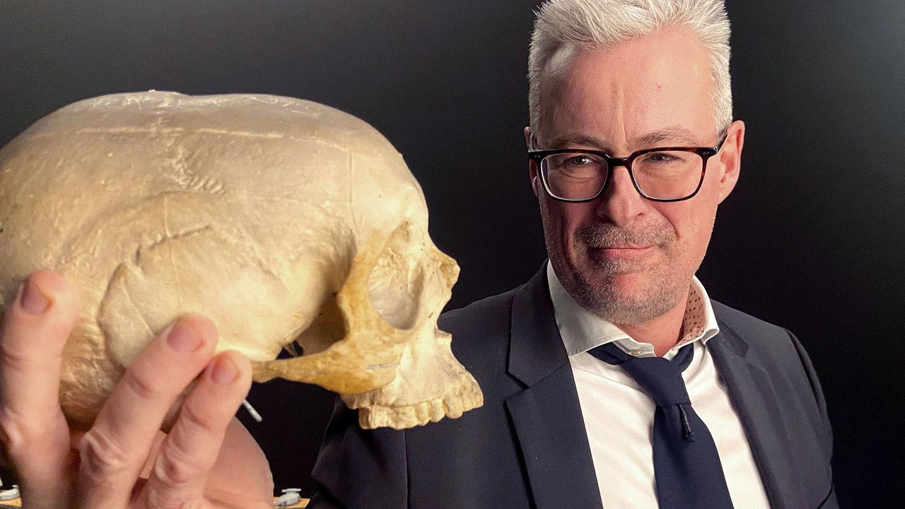 Historia e njeriut - me Rane Willerslev backdrop