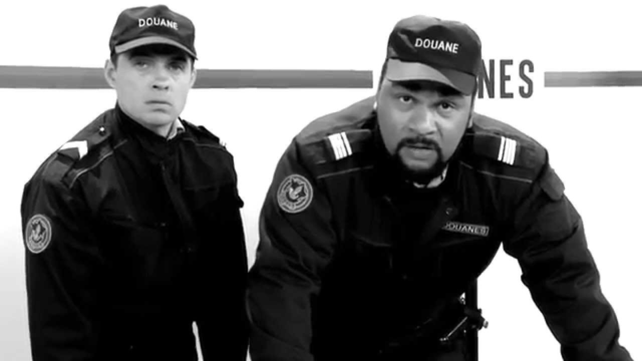 Drejtuesit e Doganave backdrop