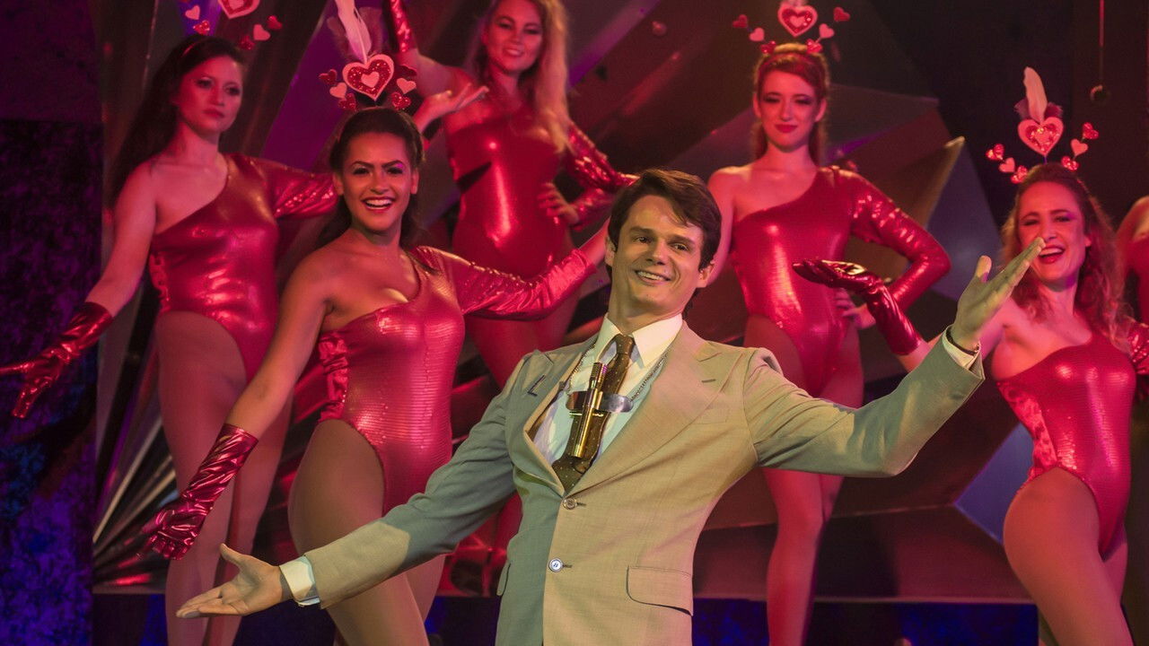 Hit Parade translates to "Parada e Hit-eve" in Albanian backdrop