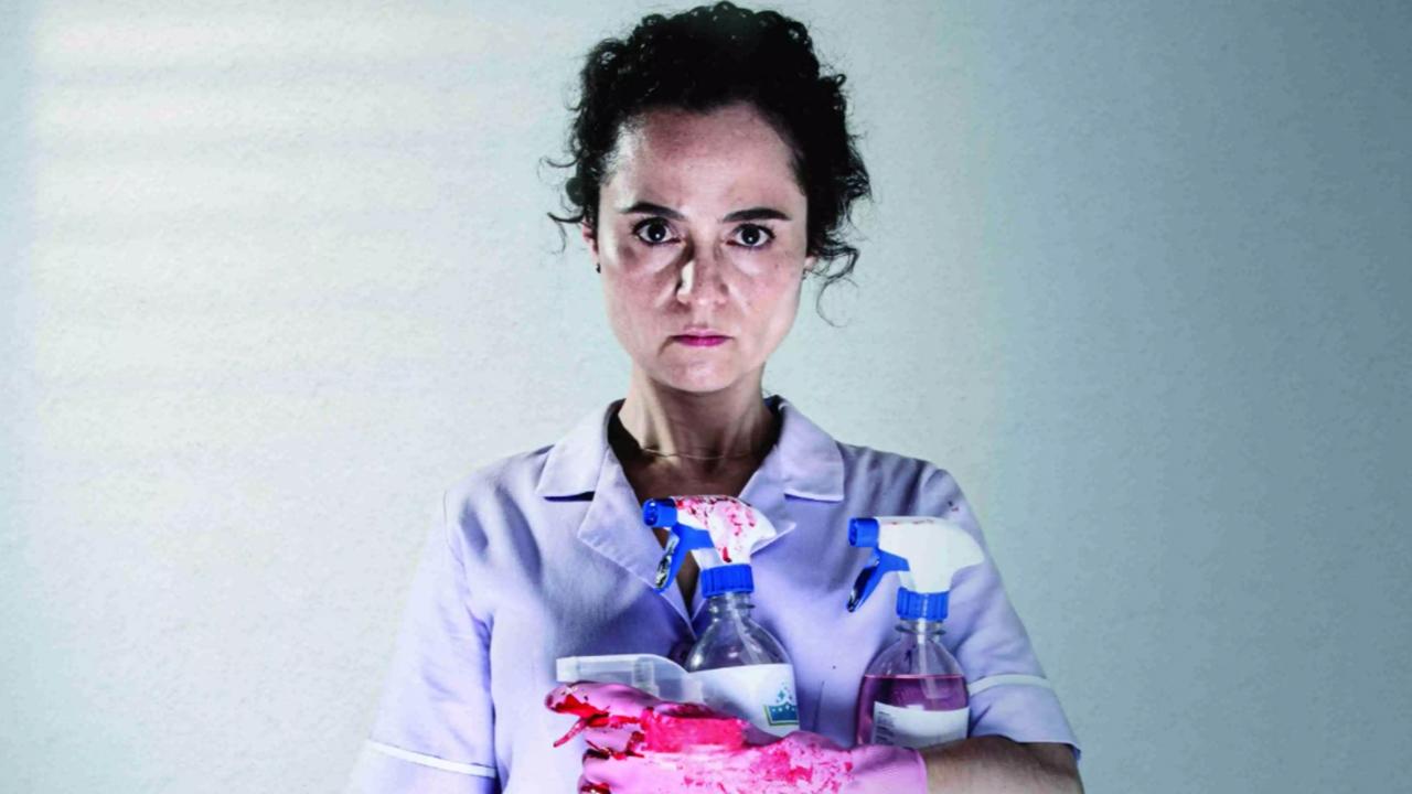 Vajza që pastron backdrop