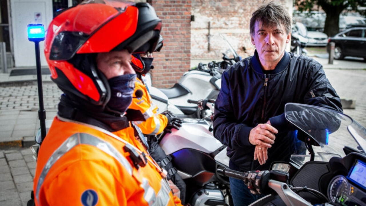 Alloo bij de Verkeerspolitie translates to "Alloo te Policia e Trafikut" in Albanian backdrop