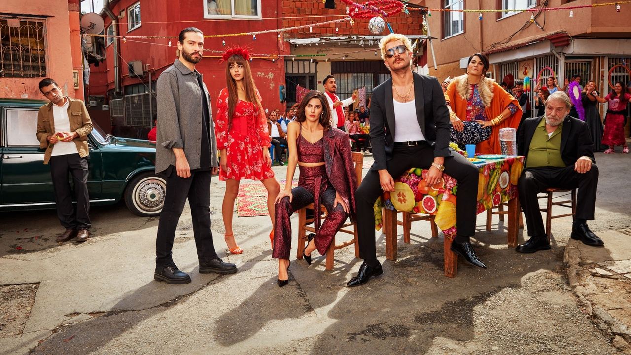 Monedha e Keqe backdrop