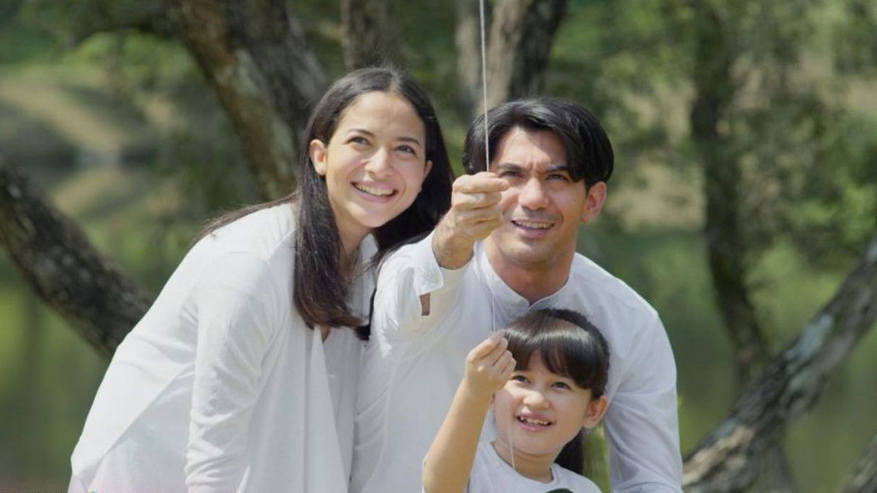 Kënga e Thyer backdrop