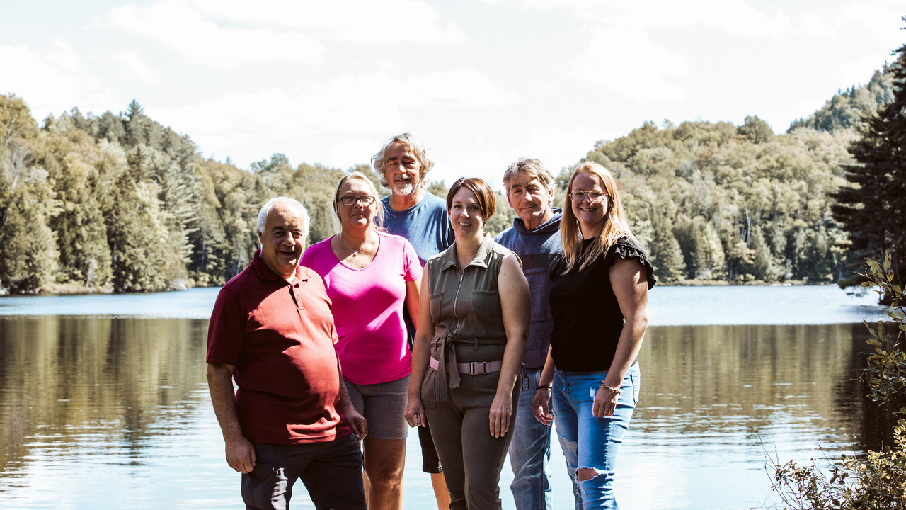 Kontakti i Parë backdrop