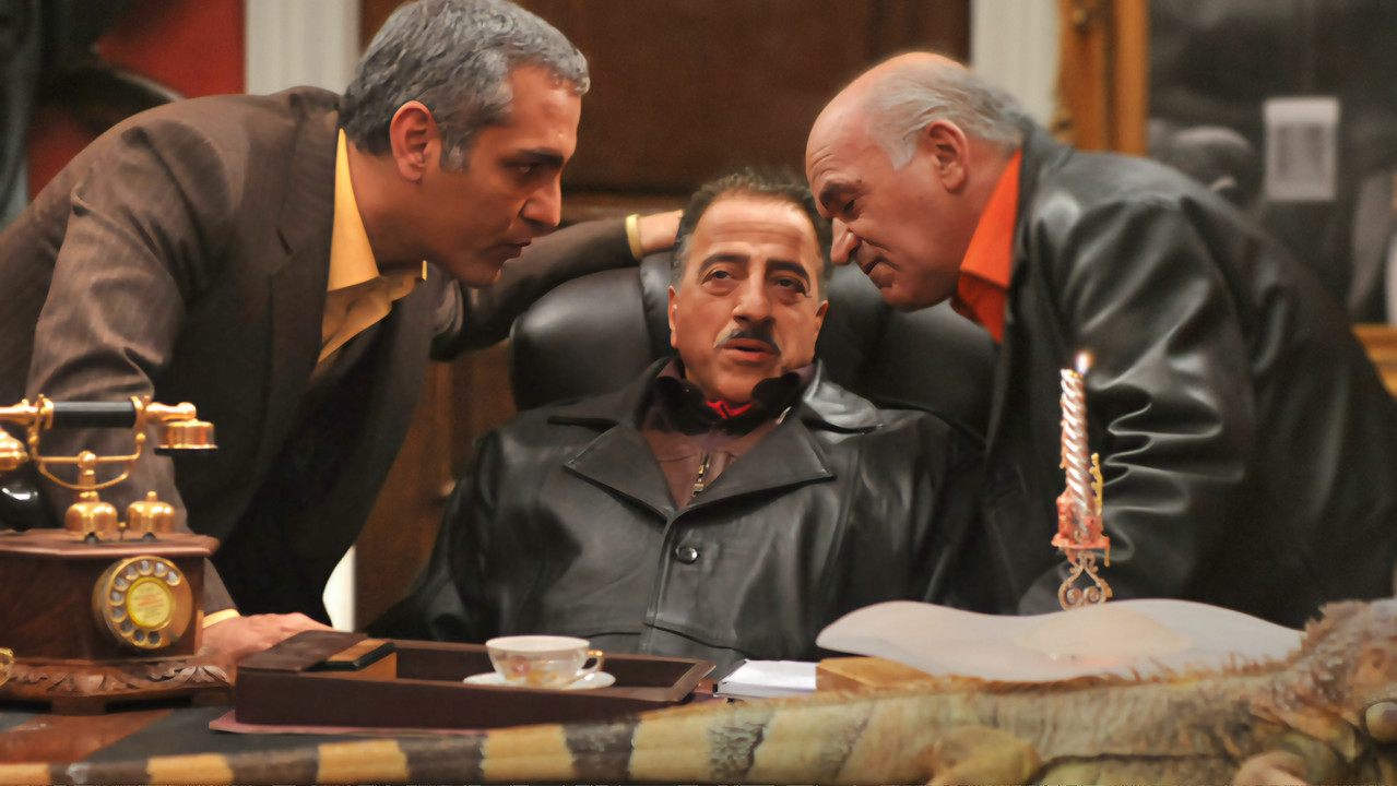 Njeriu me Dy Mijë Fytyra backdrop