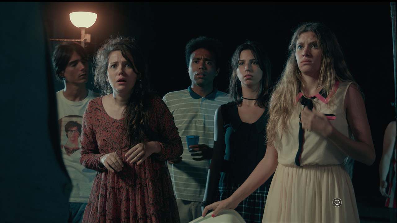 E Ndaluar për Të Rriturit backdrop