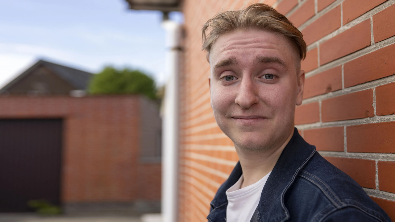 TANI ÇFARË backdrop