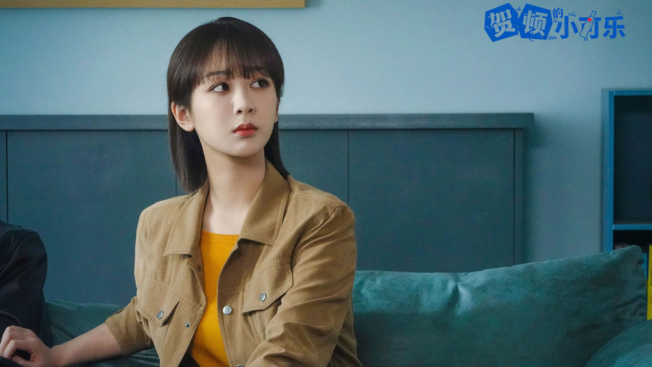 Lumturia e He Dunit backdrop