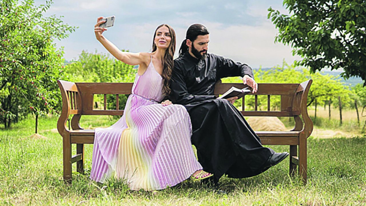 Gruaja e Priftit backdrop