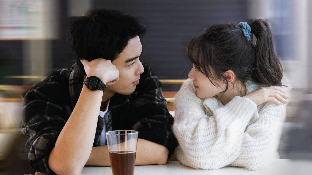 Në Mes të Një Bore Dashurie backdrop