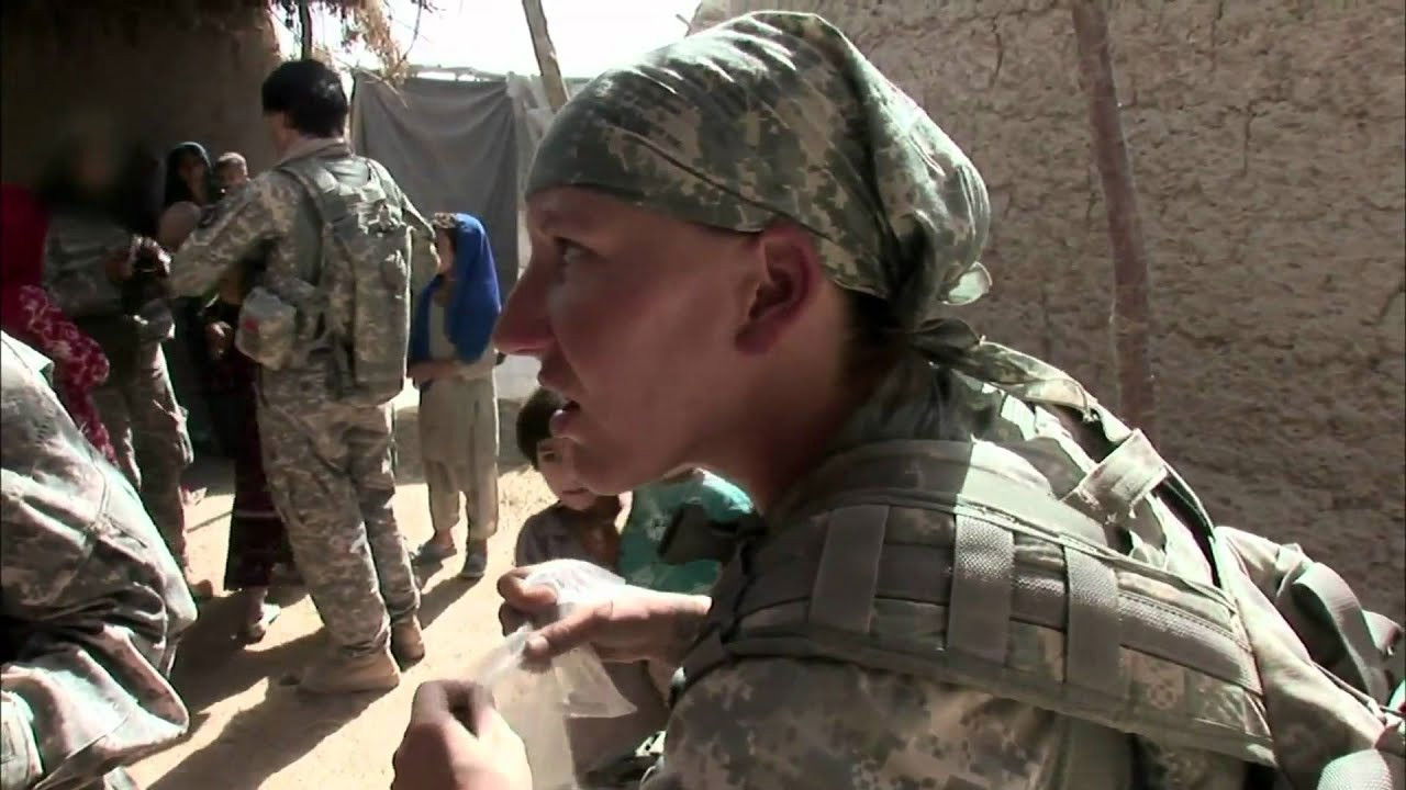 Gratë, Lufta dhe Paqja backdrop