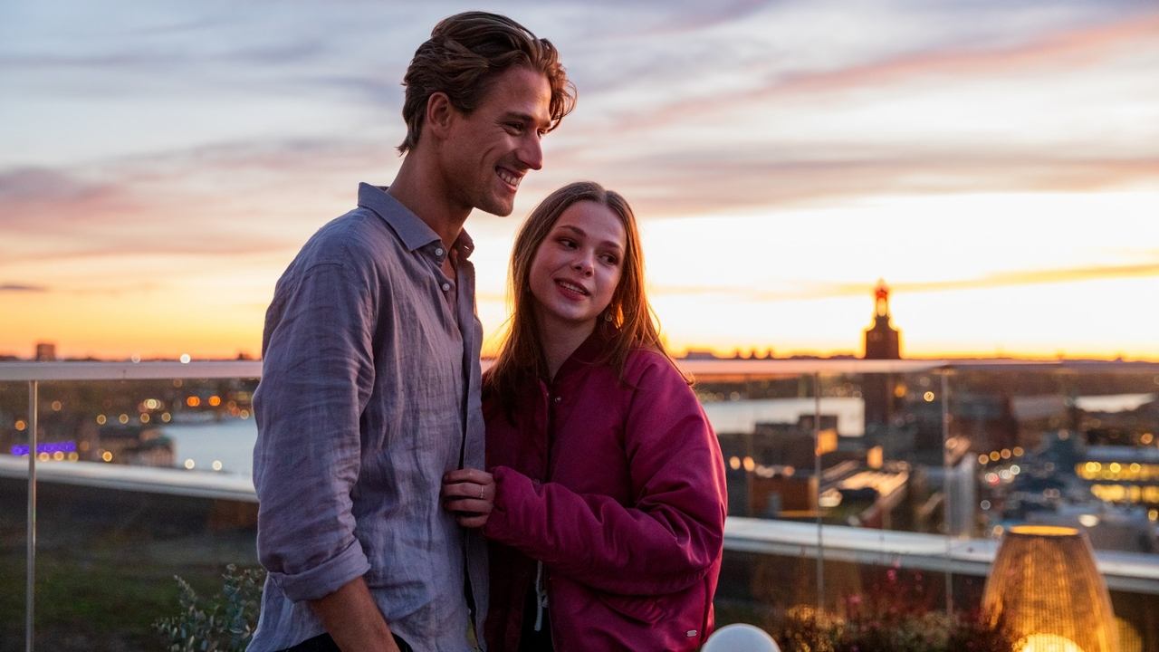 Një Familje Gati Normale backdrop