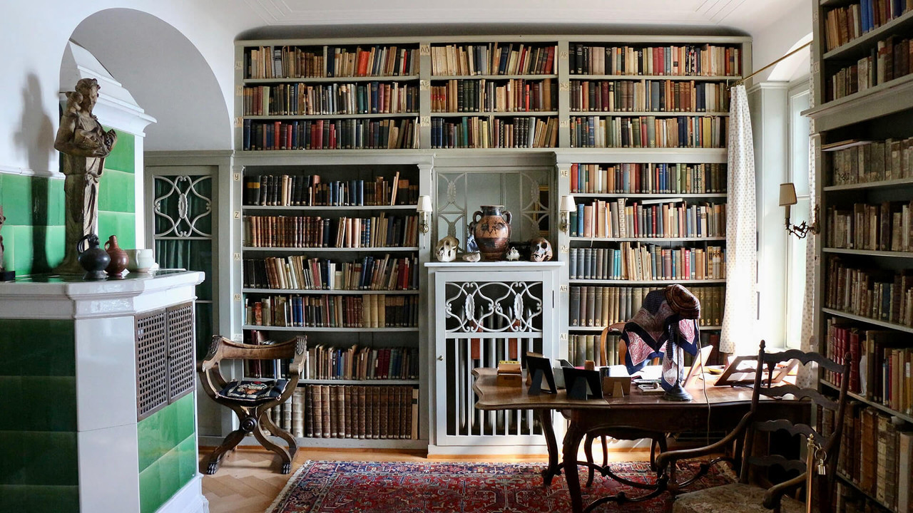 C. G. Jung mbi Alkiminë backdrop