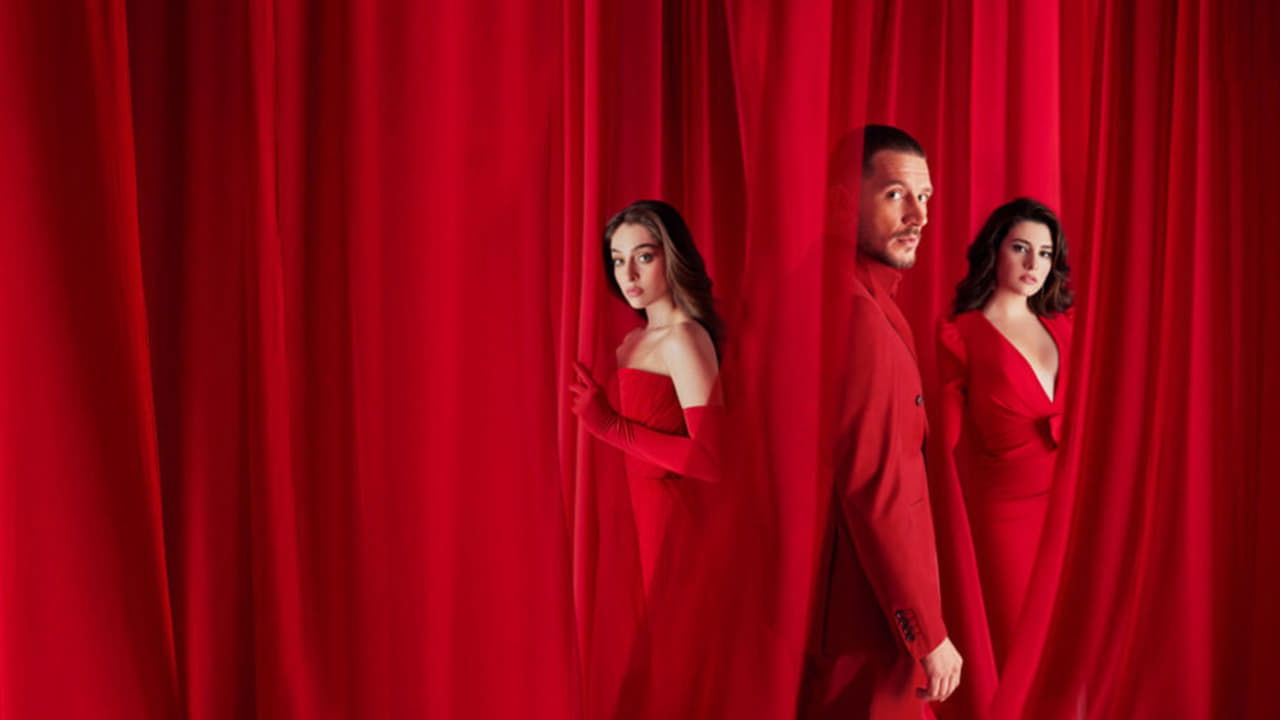 E Humbur në Dashuri backdrop