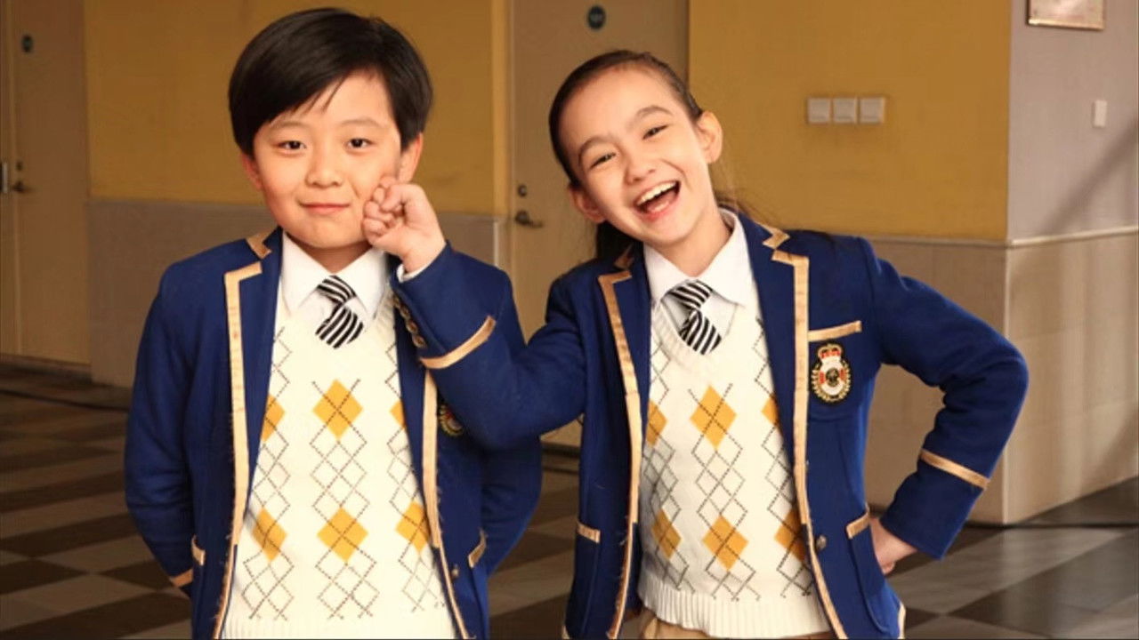 Yjet e ndritshme të ndihmësit të kaltër Ble Dodo backdrop