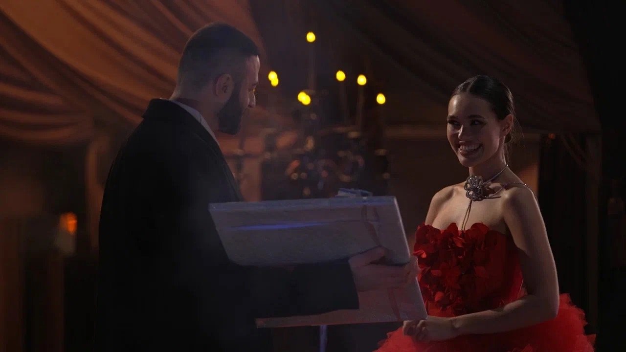 Nuse. Dashuri ekstra backdrop