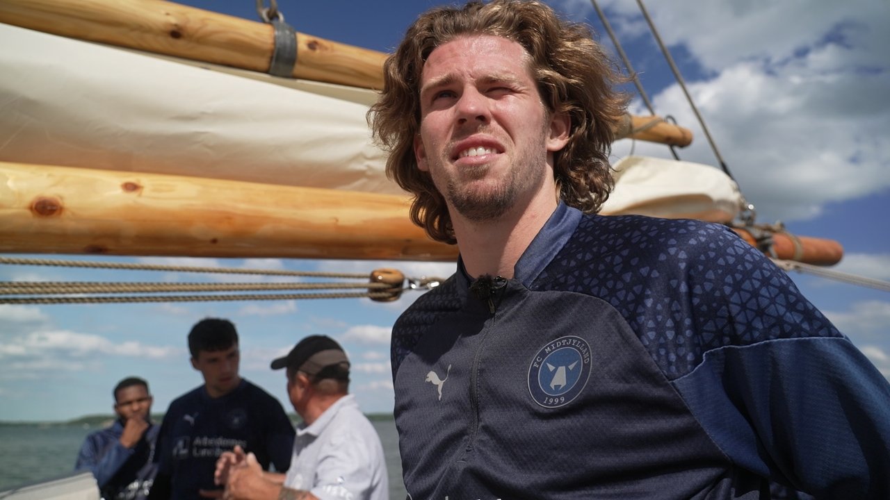 BS & ujqërit në det backdrop