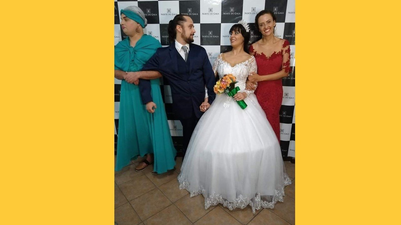 Piperat e Gjyshes backdrop