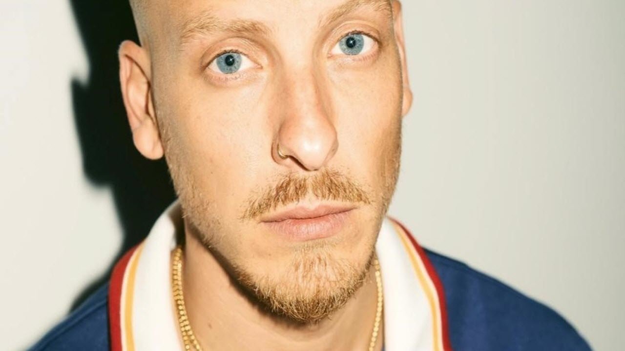 Komedi Gjysmëkohore backdrop