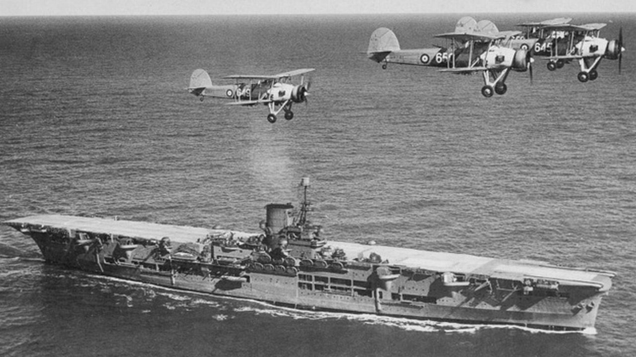 Anija e fundosur: Ark Royal backdrop