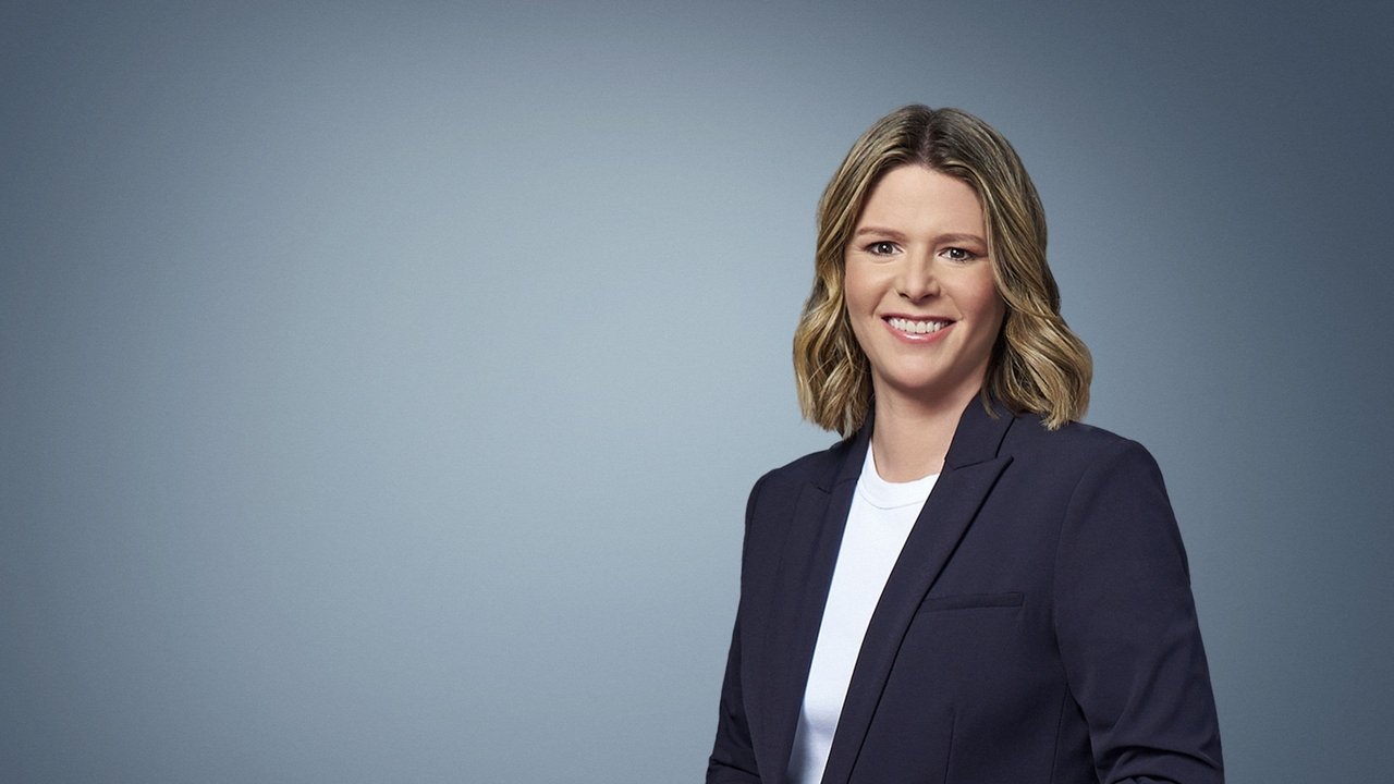 Arenaja me Kasie Hunt backdrop