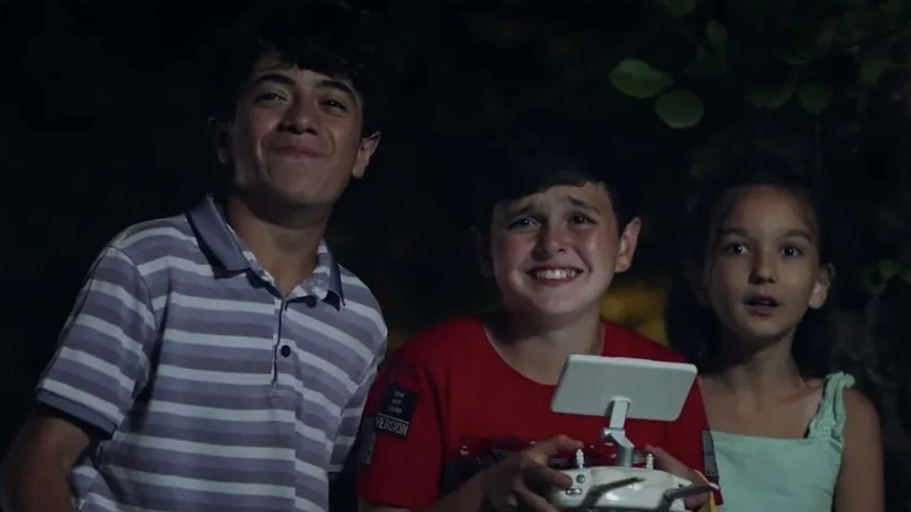 Unë, Lala dhe Sherlock Holmes backdrop