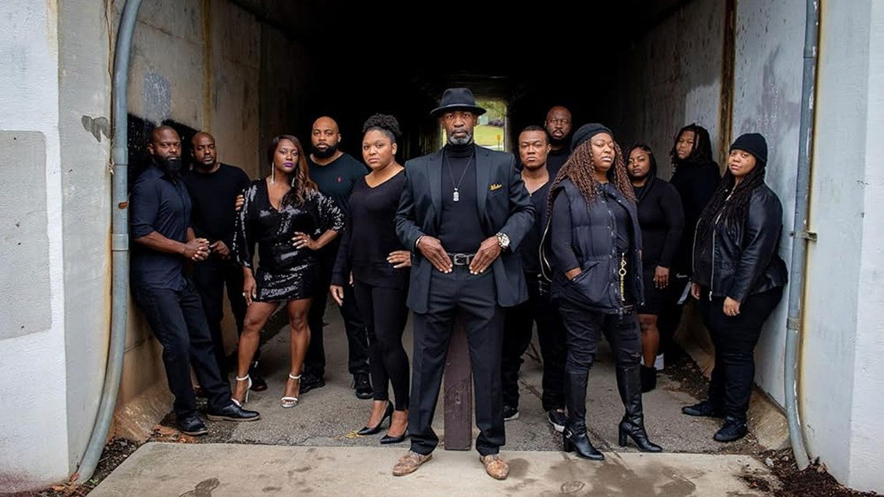 Gropa e Lionit backdrop