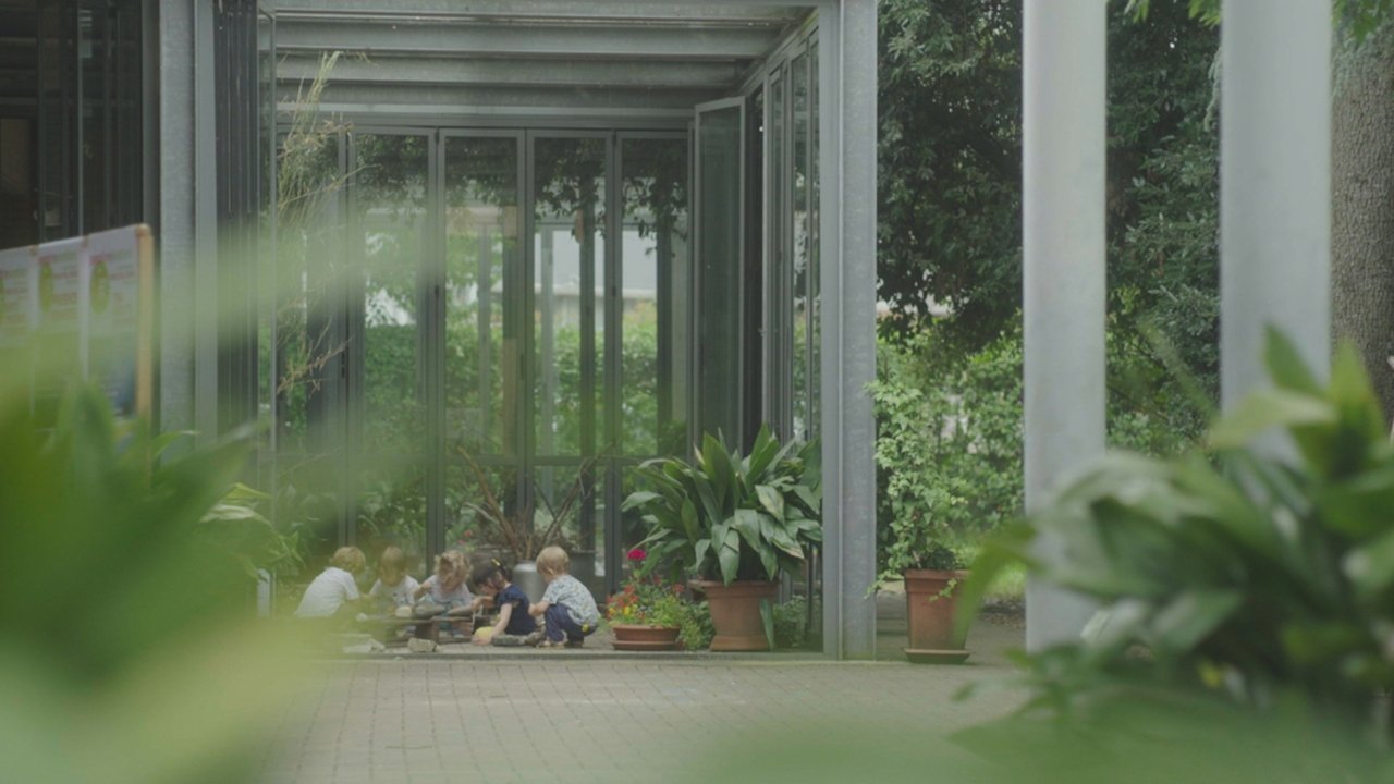 Qendra parashkollore, sulme ndaj foshnjave backdrop