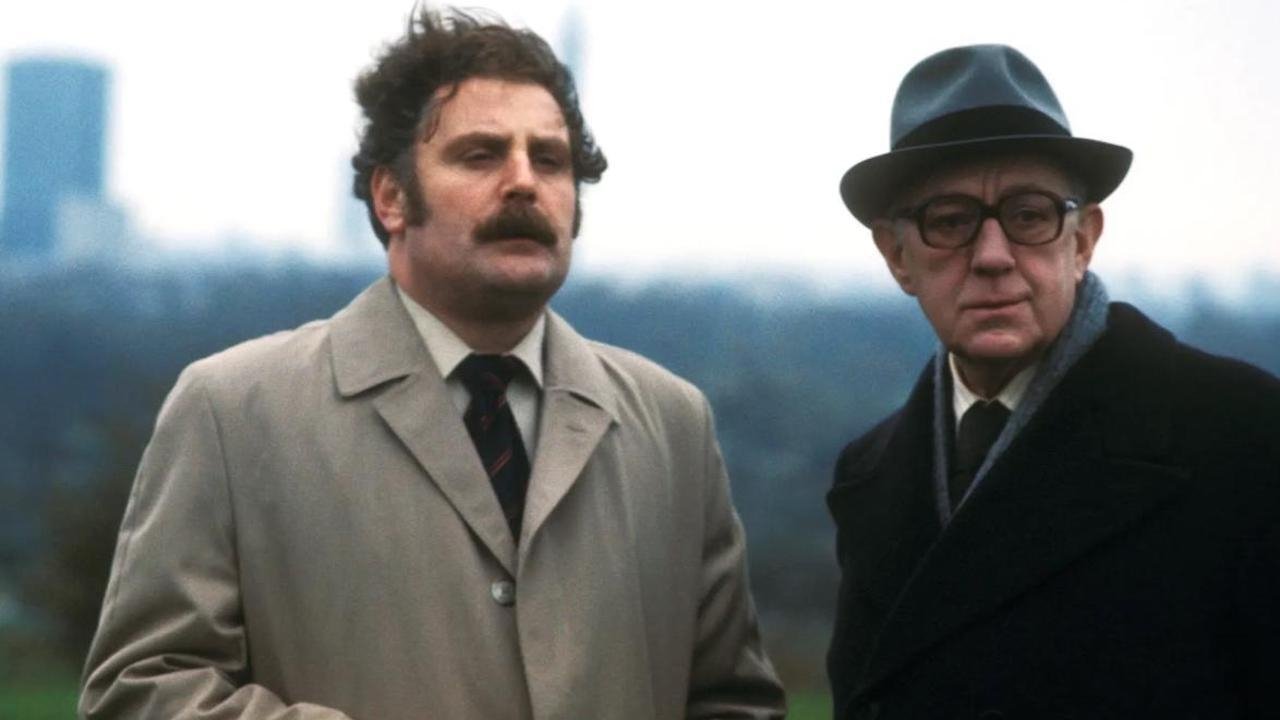 Kapeçinë Shpatullë Ushtar Spiun backdrop