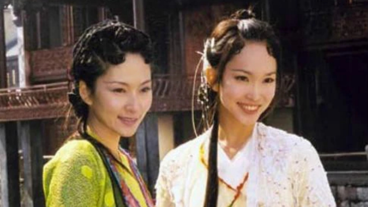 Zonjë White Snake backdrop